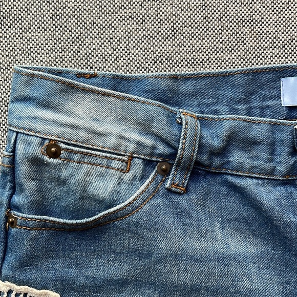 🩵 Vintage High Wasted Denim Shorts with Lace detailing , Size Large - Picture 12 of 17